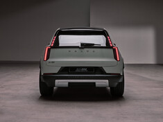 Volvo EX60: Selbstbewusster Auftritt des neuen Premium-Elektro-SUV. Das schwedische E-SUV-Modell fordert mit innovativer Elektroauto-Technik die deutsche Konkurrenz heraus (Bild: Volvo).