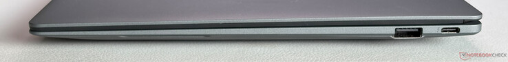Rechts: USB-A 3.2 Gen 2 (10 Gbit/s), USB-C 4.0 mit Thunderbolt 4 (40 Gbit/s, DisplayPort 1.4, Power Delivery 3.0)