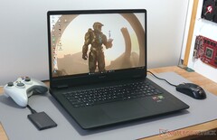 Das HP Omen 17 ist ein wuchtiger Gaming-Laptop mit RTX 4070 und Ryzen 7 8845HS (Bildquelle: Benedikt Winkel)