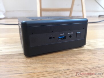 Vorderseite: USB-C mit Thunderbolt 3, USB 3.1 Gen. 2, 3,5-mm-Combo-Audio, Power-Taste