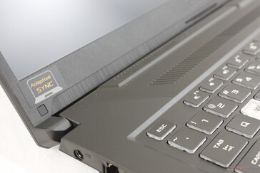 Die beiden Scharniere sind klein, wirken aber gleichmäßig und zufriedenstellend. Beim Tippen halten sie den Bildschirm schön fest