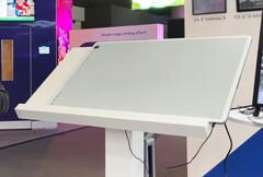 SeekInk demonstriert einen gigantischen E-Ink-Touchscreen mit einer Bildschirmdiagonale von 42 Zoll. (Bild: Rave, YouTube)