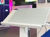 SeekInk demonstriert einen gigantischen E-Ink-Touchscreen mit einer Bildschirmdiagonale von 42 Zoll. (Bild: Rave, YouTube)