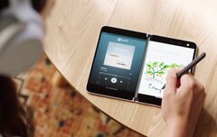 Das Microsoft Surface Duo besitzt zwei Displays, die gemeinsam auf eine Diagonale von 8,1 Zoll kommen. (Bild: Microsoft)