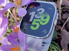 Die Redmi Watch 4 gibt es aktuell günstiger (Bildquelle: Benedikt Winkel, Notebookcheck)