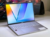 Lange Laufzeiten und ein 2.5k-Bildschirm: Asus VivoBook S16 S3607QA (Bild: Andreas Osthoff)