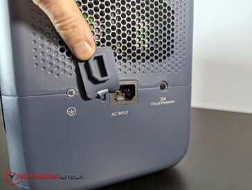 Rechts sitzt nur der AC-Ladeanschluss. Und die Dual-Lüfter.