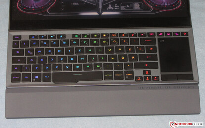 Eine Handballenablage aus Gummi liegt dem Notebook bei.