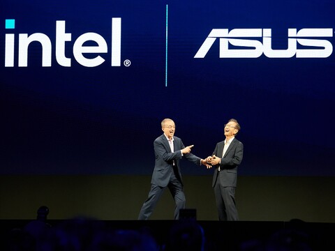 Die Chefs von Intel und Asus lachend auf der Computex Keynote. (Foto: Andreas Sebayang/Notebookcheck.com)