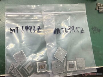 Die Dimensity-9500-Chips in einem mit MT6993Z beschrifteten Beutel und die kommenden Dimensity-9600-Pro-Chips in einem mit MT6995Z beschrifteten Beutel.