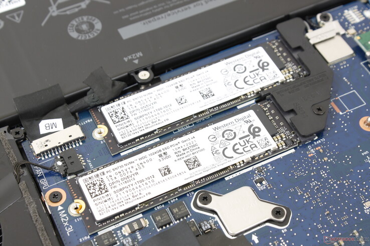 2x M.2-2280-Slots. Einer unterstützt den schnellen PCIe-4.0-Standard, der andere PCIe 3.0. Für das Bild haben wir die installierten Kupfer-Heatspreader der SSDs abgenommen.