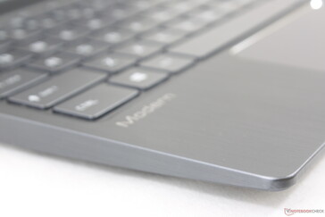 Die vorderen Kanten laufen spitz zu, was dem Gerät einen dünneren Look verleiht