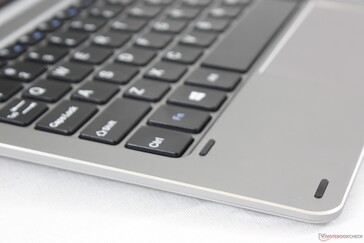 Die Base aus Metall fühlt sich teurer an, als sie ist