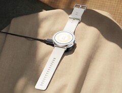 Die Realme Watch S5 sieht durch den flachen Rahmen ungewöhnlich aus.