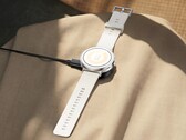 Die Realme Watch S5 sieht durch den flachen Rahmen ungewöhnlich aus.