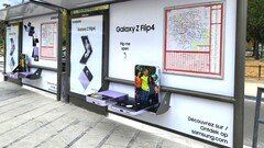 Auf dem Galaxy Z Flip4 Platz nehmen konnte man an einigen belgischen Bushaltestellen: Die Samsung-Foldables wurden teils recht kreativ beworben. (Bild: Samsung, editiert)