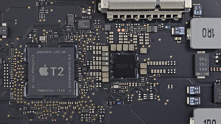 Dem kleinen T2-Chip wird gerade wieder einmal so einiges vorgeworfen. (Bild: iFixit)