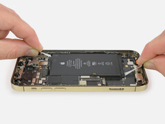 Das Apple iPhone 12 Pro kann maximal nur mit 20 Watt aufgeladen werden. (Bild: iFixit)