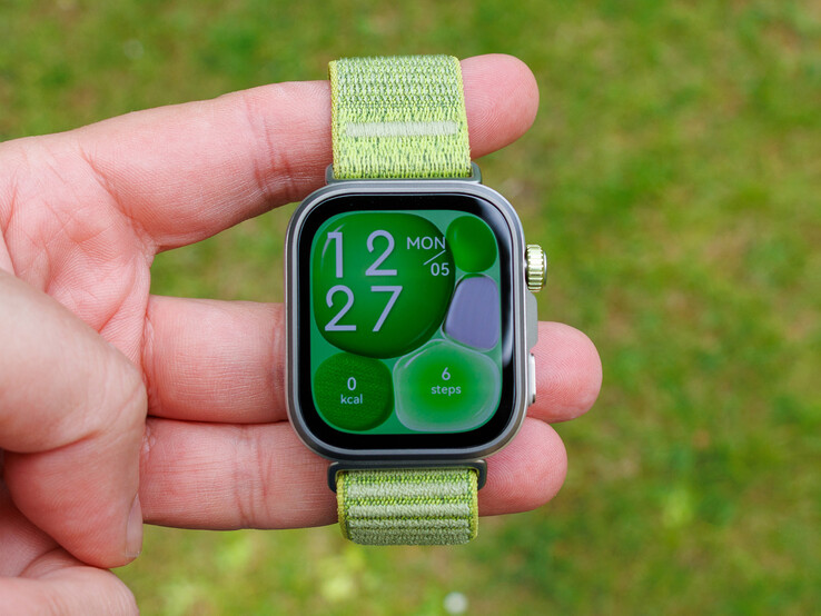 Die HUAWEI WATCH FIT 4 Pro bietet u.a. ein helleres AMOLED (Bildquelle: Daniel Schmidt/Notebookcheck)