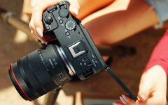 Die Canon EOS R6 V ist relativ kompakt, besitzt aber dennoch einen Vollformat-Sensor und einen Lüfter.