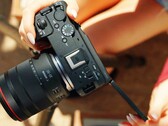 Die Canon EOS R6 V ist relativ kompakt, besitzt aber dennoch einen Vollformat-Sensor und einen Lüfter.