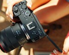 Die Canon EOS R6 V ist relativ kompakt, besitzt aber dennoch einen Vollformat-Sensor und einen Lüfter.