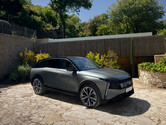 Der neue DS N°7 tritt in die Fußstapfen des Bestsellers DS 7 und ist als vollelektrischer E-Tense mit bis zu 740 Kilometern Reichweite oder als Hybrid-Variante ab 47.700 Euro bestellbar.