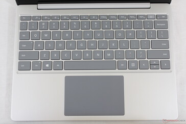 Das Tastaturlayout ist mit dem des größeren Surface-Laptop-Models ident. Leider gibt es hier keine Hintergrundbeleuchtung