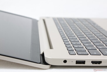 Deckel bis zum maximalen Winkel geöffnet (~175 Grad). Die Scharniersteifigkeit ist gleichmäßig mit leichtem bis mittlerem Nachschwingen beim Einstellen der Winkel