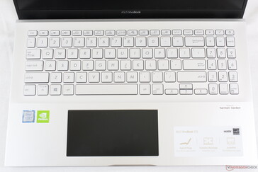 Die Tastatur ist mit der des VivoBook S15 S530 ident. Das ScreenPad ist im ausgeschalteten Zustand schwarz