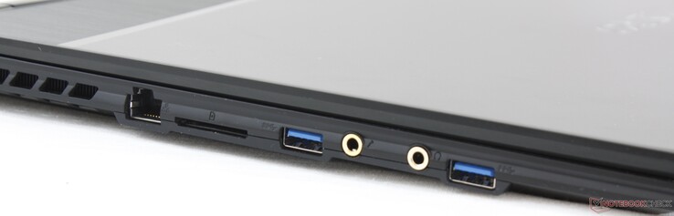 Links: Gigabit RJ-45, SD-Kartenleser, 2x USB 3.1 Typ-A, 3,5-mm-Mikrofonanschluss, 3,5-mm-Kopfhöreranschluss