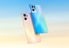 Das Oppo Reno7 Pro setzt auf ein schickes Design mit einem LED-Streifen rund um das Kameramodul. (Bild: Oppo)