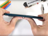 Monate nach dem Launch bewährt sich das Xiaomi Mi Note 10 nun auch im Durability-Test von JerryRigEverything.