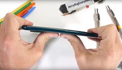 Monate nach dem Launch bewährt sich das Xiaomi Mi Note 10 nun auch im Durability-Test von JerryRigEverything.