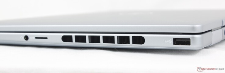Rechts: 3,5 mm Kopfhöreranschluss, MicroSD-Kartenleser, USB-A 3.2 Gen. 1
