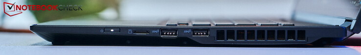 Rechts: An-Schalter, microSD-Reader, 2x USB-A 3.2 Gen2