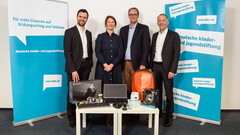Bei der Spendenübergabe: vlnr. Felix Falk, BIU-Geschäftsführer; Bettina Saffran, Abteilung Partner und Sponsoren DKJS; Frank Hinte, Prokurist Finanzen, Recht und Personal bei der DKJS; Tim Endres, Director gamescom, Koelnemsse GmbH