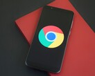 Smartphone mit Google-Chrome-Logo auf dem Bildschirm, Symbolbild zu GLM-5.3 und Chrome-Exploit