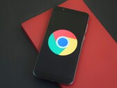 Smartphone mit Google-Chrome-Logo auf dem Bildschirm, Symbolbild zu GLM-5.3 und Chrome-Exploit