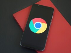 Smartphone mit Google-Chrome-Logo auf dem Bildschirm, Symbolbild zu GLM-5.3 und Chrome-Exploit