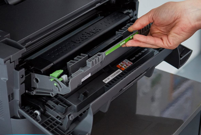 Anstelle kleiner Tintenpatronen benötigen Laserdrucker große Tonerkartuschen mit hoher Seitenzahl (Bildquelle: Amazon)