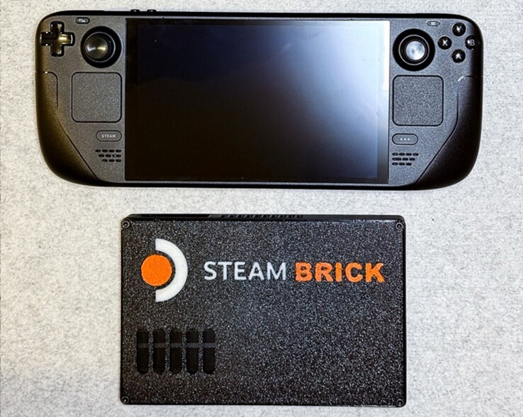 Erst im direktem Vergleich wird klar, wie kompakt das Steam Brick ist (Bildquelle: Crastinator-Pro)