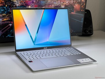 Das VivoBook S16 in der Farbe Cool Silver.