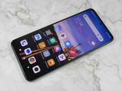 Im Test bringt es das Xiaomi Redmi Note 12 5G mit seinem 120 Hz AMOLED-Screen auf vierstellige Helligkeiten.