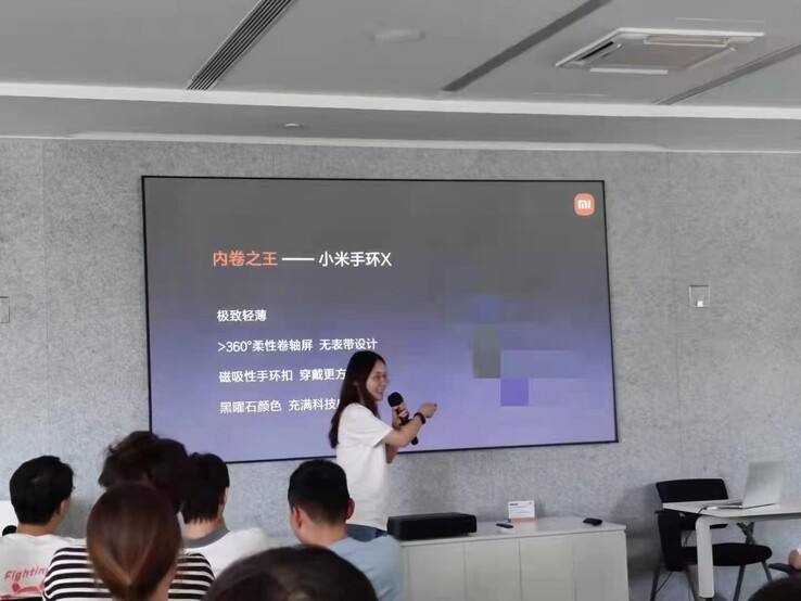 Dieses Foto zeigt ein internes Meeting, bei dem Xiaomi offenbar über das Mi Band X spricht. (Bild: Xiao1u, Weibo)