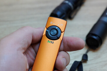 Schön handlich, die Arkfeld UV von Olight. (Foto: Andreas Sebayang/Notebookcheck.com)