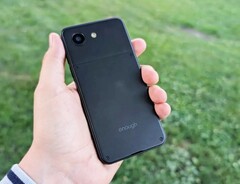 Das Enough Phone ist ähnlich kompakt wie das Apple iPhone 13 mini.