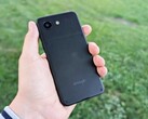 Das Enough Phone ist ähnlich kompakt wie das Apple iPhone 13 mini.