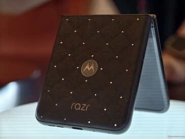 Das Razr 70 with Crystals im Hands-On.