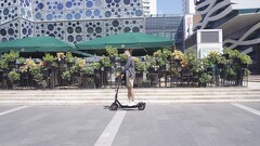 Bei Amazon gibt es aktuell den straßenzugelassenen E-Scooter ISinwheel E9 Max im Angebot. (Bild: Amazon)